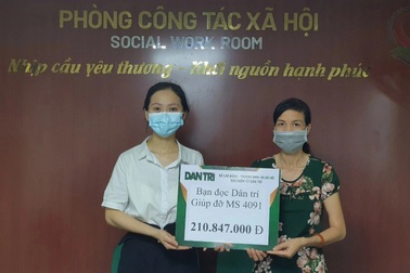 Hai cháu bé mồ côi cha bị bại não được bạn đọc giúp đỡ hơn 210 triệu đồng