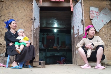 Sống cạnh lòng hồ thủy điện vẫn khát khao "ánh sáng" đủ đầy