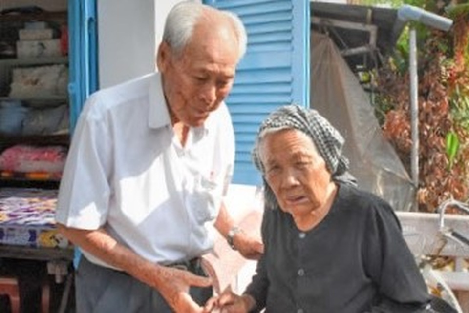 Cụ ông gần 100 tuổi mê từ thiện, người dân gọi là Ông Bụt - 1 Cụ ông gần 100 tuổi mê từ thiện, người dân gọi là Ông Bụt - 1