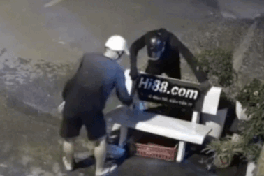 Công an vào cuộc tìm kẻ vẽ sơn quảng cáo các trang cá độ ở TPHCM