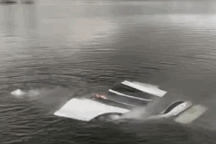 Ô tô điện chìm trong nước vẫn bốc cháy ngùn ngụt