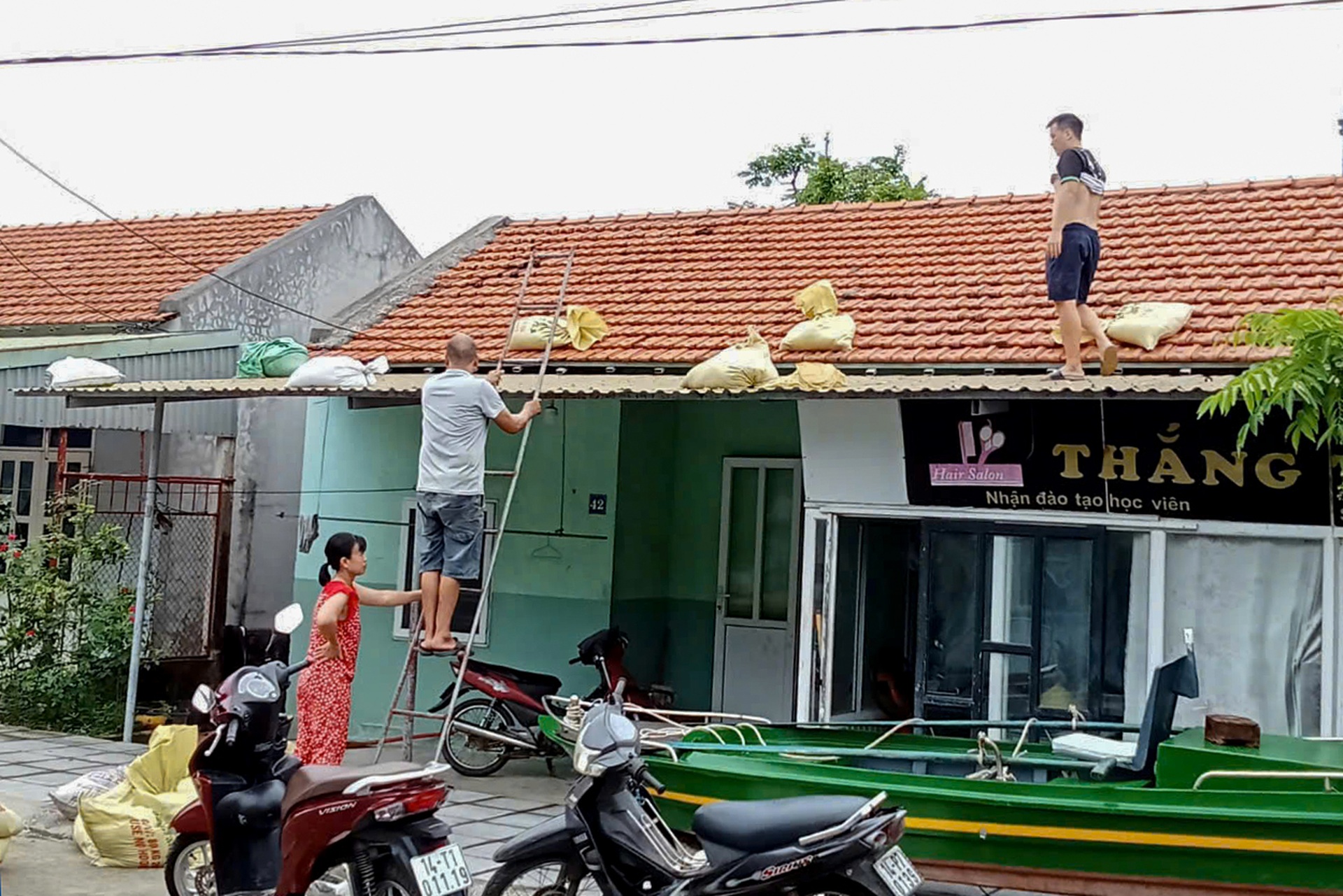 Người dân ven biển kéo tàu thuyền lên bờ, gia cố nhà cửa trước bão Yagi - 13