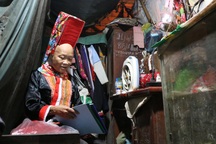 Mẹ 68 tuổi đi học xóa mù chữ cùng hai con gái