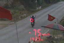 Nam thanh niên buông cả 2 tay phóng xe máy 75 km/h trên quốc lộ