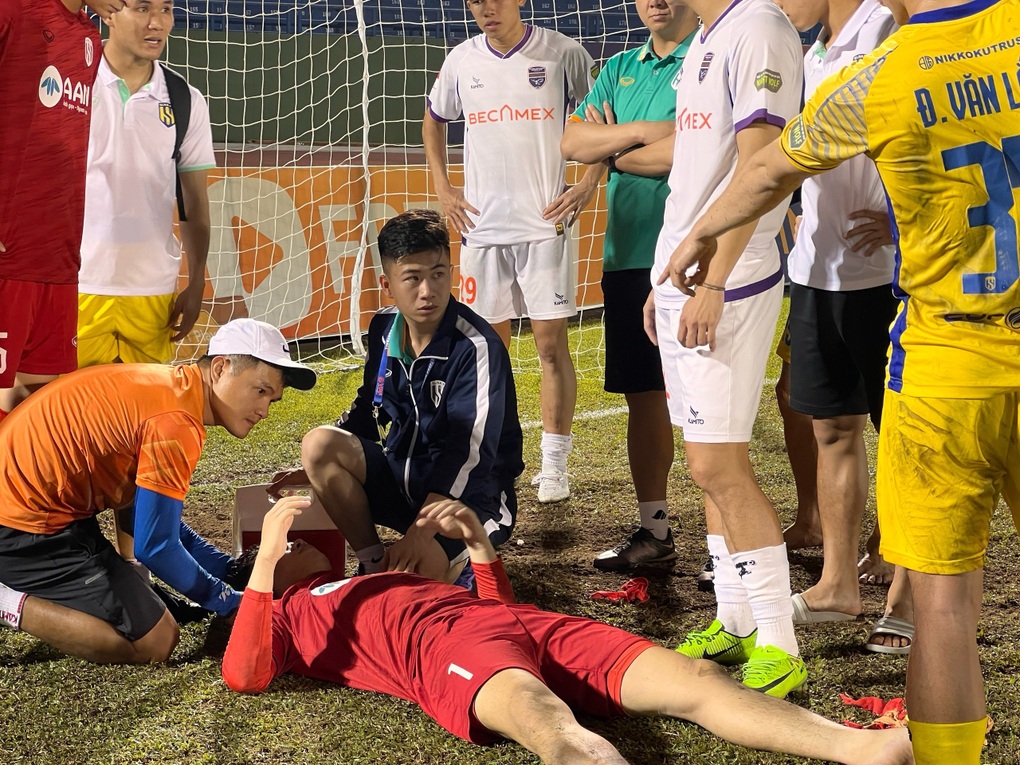 Thủ môn đội tuyển Việt Nam rời sân bằng xe cấp cứu - 1