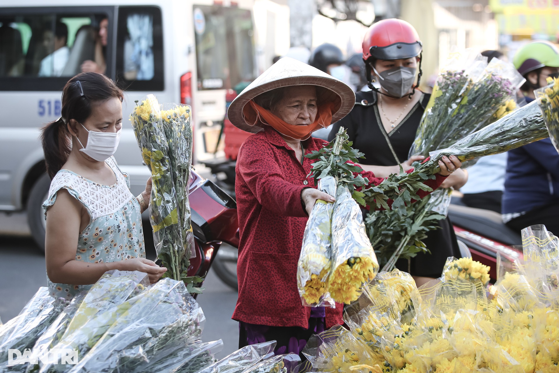 Nhộn nhịp chợ Tết Đoan Ngọ ở TPHCM - 10 Nhộn nhịp chợ Tết Đoan Ngọ ở TPHCM - 10