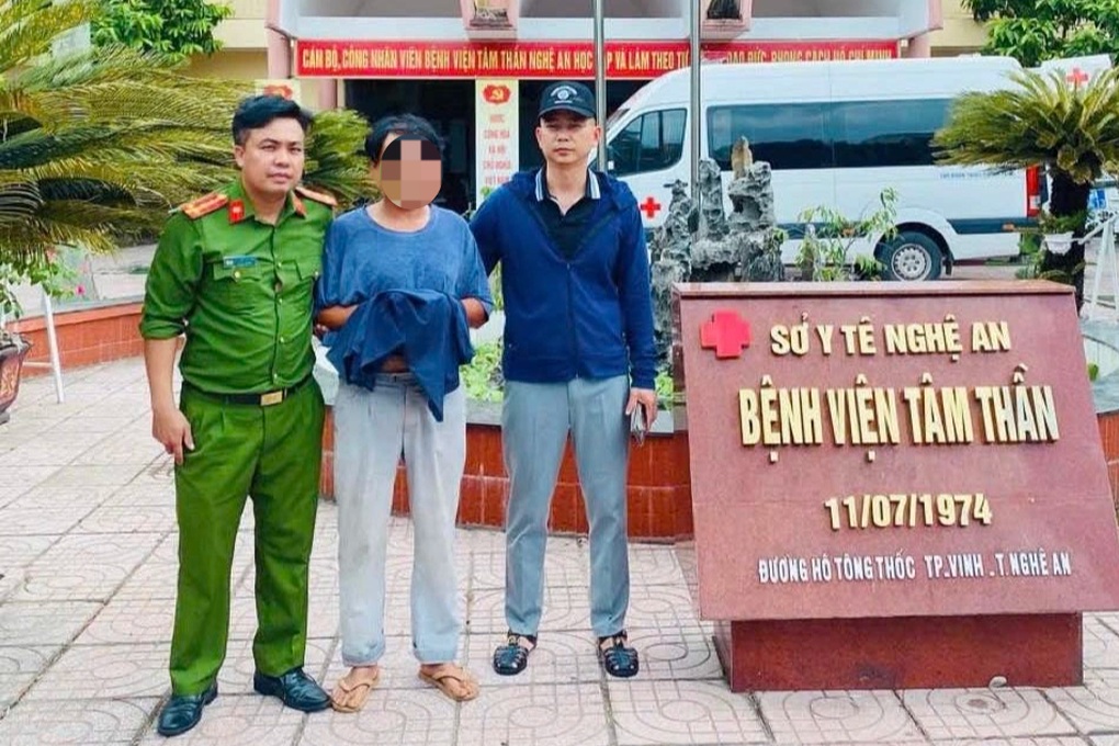Khống chế người đàn ông cầm dao chửi bới, đe dọa người đi đường - 1 Khống chế người đàn ông cầm dao chửi bới, đe dọa người đi đường - 1