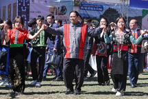 Thủ tướng nắm tay, nhảy cùng đồng bào dân tộc trong ngày hội Đại đoàn kết