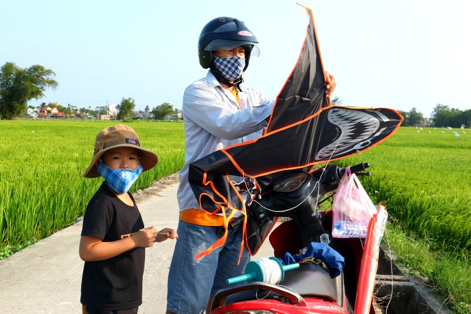 Phụ huynh cùng học sinh ra đồng thả diều giữa dịch Covid-19 - 7 Phụ huynh cùng học sinh ra đồng thả diều giữa dịch Covid-19 - 7
