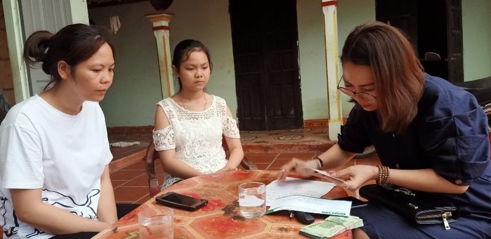 Cô gái thiếu một bàn tay được bạn đọc giúp đỡ hơn 42 triệu đồng - 2 Cô gái thiếu một bàn tay được bạn đọc giúp đỡ hơn 42 triệu đồng - 2