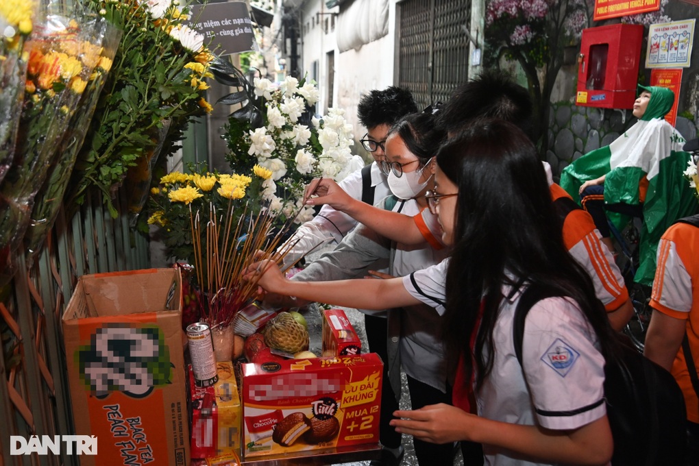 Người Hà Nội đội mưa thắp hương tưởng niệm 56 nạn nhân vụ cháy chung cư  - 1
