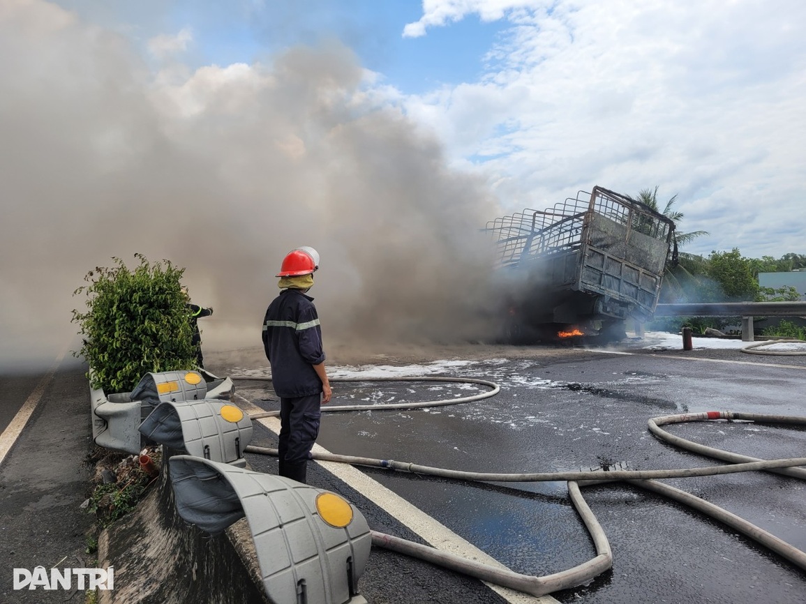 Cháy dữ dội như bức tường khói lửa trên cao tốc TPHCM - Trung Lương - 4 Cháy dữ dội như bức tường khói lửa trên cao tốc TPHCM - Trung Lương - 4