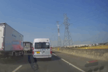 Loạt xe chạy vào làn khẩn cấp gây bức xúc cho người nghiêm chỉnh xếp hàng