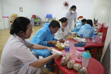 Cơ quan chức năng nói về việc bữa ăn tại bệnh viện dã chiến có "vật thể lạ"