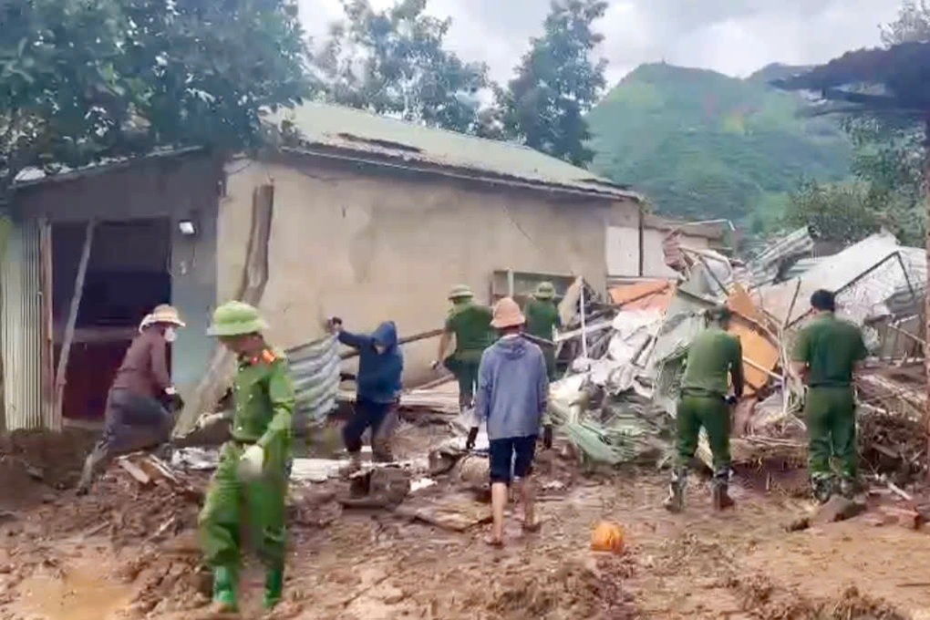 Quyết định dứt khoát của vị trưởng bản giúp gần 100 người thoát cơn lũ dữ - 3 Quyết định dứt khoát của vị trưởng bản giúp gần 100 người thoát cơn lũ dữ - 3