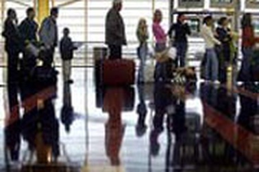 An ninh Đức lột quần áo của hành khách