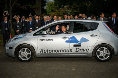 Thủ tướng Nhật Bản Shinzo Abe ngồi xe tự lái