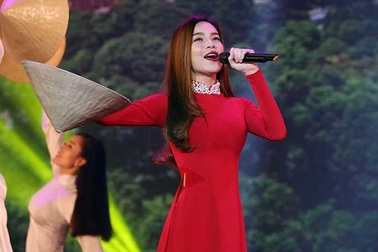 Hồ Ngọc Hà khoe vóc dáng người mẫu với áo dài