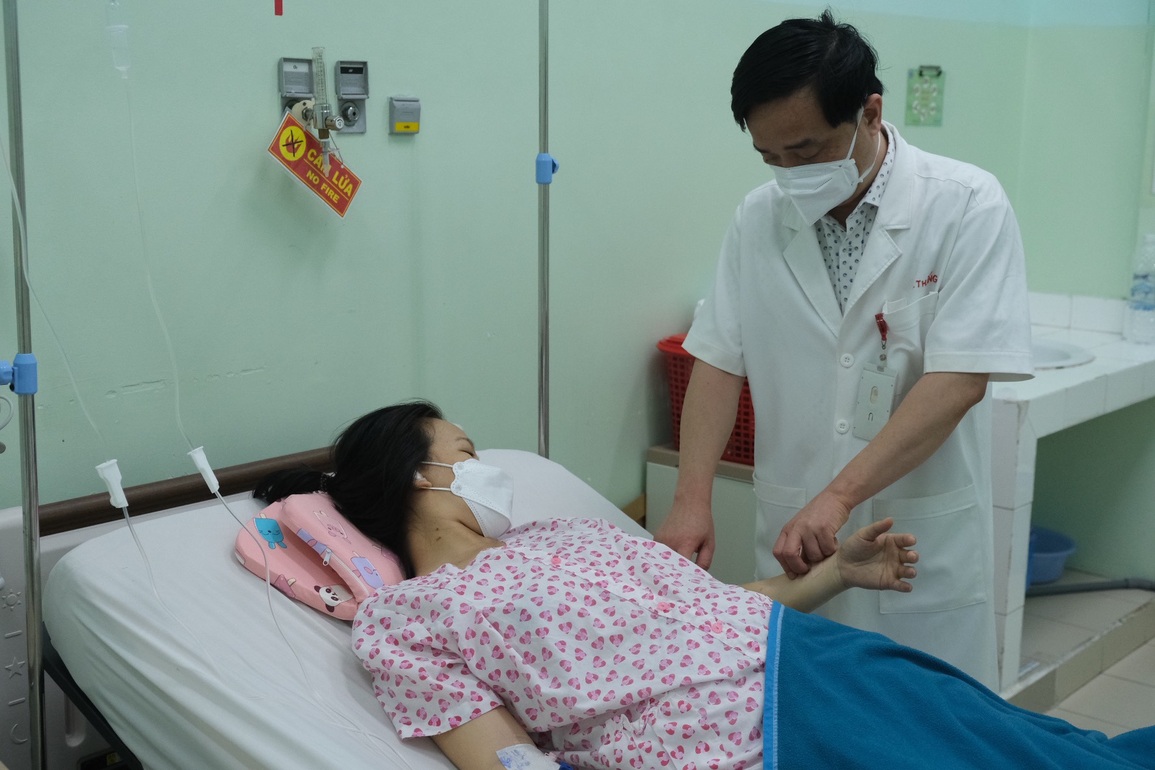 Đang ngồi ký giấy test Covid-19, thai phụ sắp sinh bất ngờ đổ gục nguy kịch - 1 Đang ngồi ký giấy test Covid-19, thai phụ sắp sinh bất ngờ đổ gục nguy kịch - 1