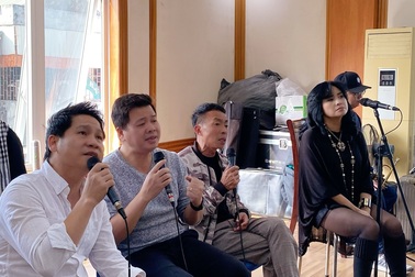 Nghệ sĩ Việt Hoàn lần đầu đưa con gái 11 tuổi lên sân khấu