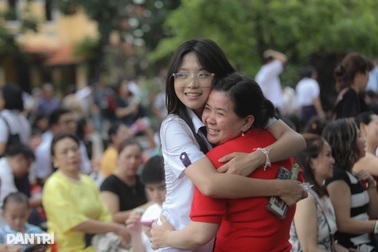 Nữ sinh TPHCM ngập tràn cảm xúc trong ngày chia tay tuổi học trò