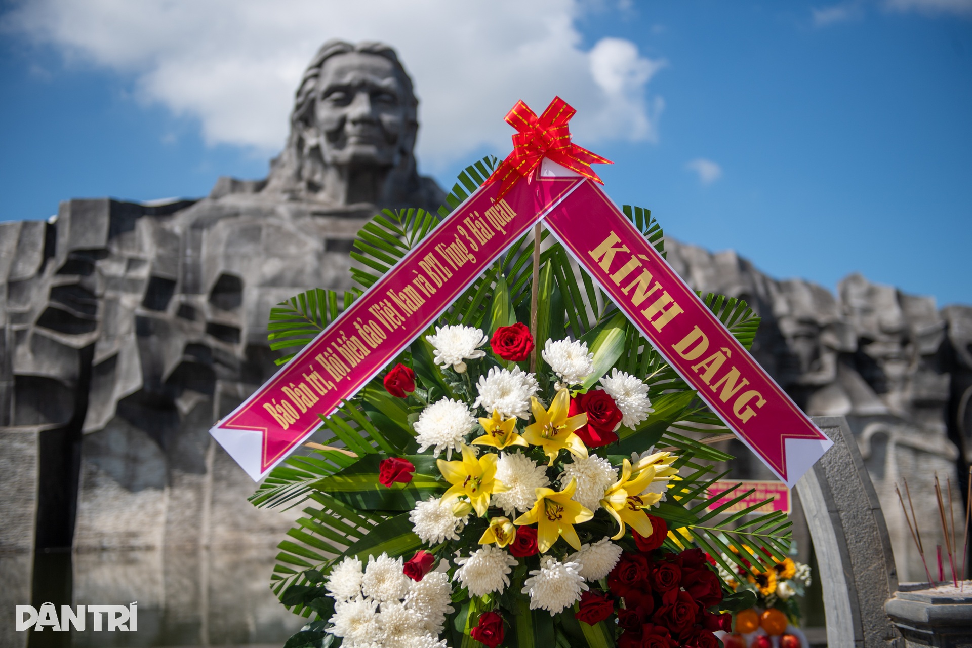 Khắc ghi công lao Mẹ Việt Nam Anh hùng và vị thuyền trưởng tàu không số - 2 Khắc ghi công lao Mẹ Việt Nam Anh hùng và vị thuyền trưởng tàu không số - 2