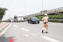 Tài xế xe khách nhấn ga bỏ chạy, cự cãi CSGT khi bị xử lý