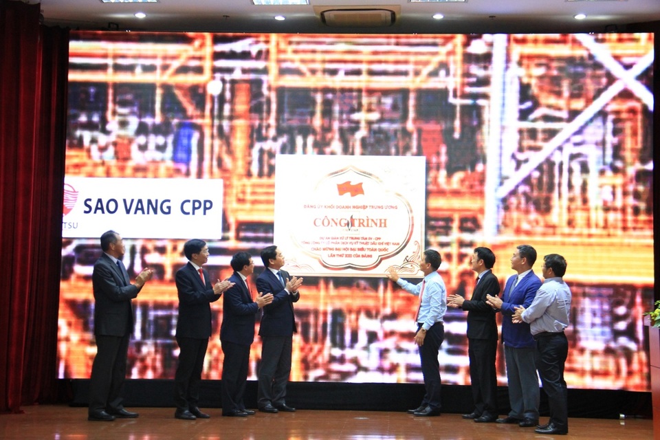 Petrovietnam tổ chức lễ gắn biển hai công trình Dầu Khí chào mừng Đại hội đại biểu toàn quốc lần thứ XIII của Đảng - 5 Petrovietnam tổ chức lễ gắn biển hai công trình Dầu Khí chào mừng Đại hội đại biểu toàn quốc lần thứ XIII của Đảng - 5