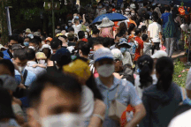 Công viên Hà Nội: Dòng người kín đặc, bố mẹ cõng con mệt phờ