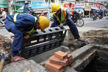 TPHCM lắp thí điểm hơn 300 miệng hố ga thông minh
