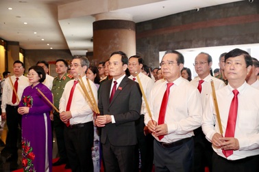 Lãnh đạo TPHCM đi tàu metro, viếng Vua Hùng trước thềm Đại hội