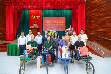Trao quà của Tổng Bí thư Tô Lâm tới các thương binh nặng tại Bắc Ninh