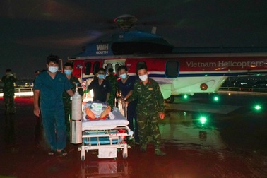 Xuyên đêm đưa quân nhân làm nhiệm vụ ở đặc khu Trường Sa về TPHCM cấp cứu