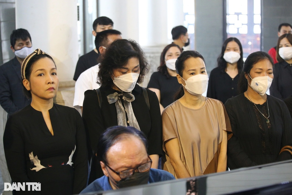 Ca sĩ Mỹ Linh xót xa hát Hoa sữa trong lễ tang nhạc sĩ Hồng Đăng - 2 Ca sĩ Mỹ Linh xót xa hát Hoa sữa trong lễ tang nhạc sĩ Hồng Đăng - 2