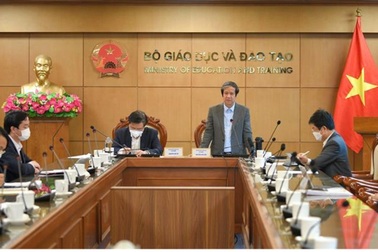 Bộ trưởng GD-ĐT: Phát hiện sách giáo khoa có vấn đề cần sớm báo về Bộ