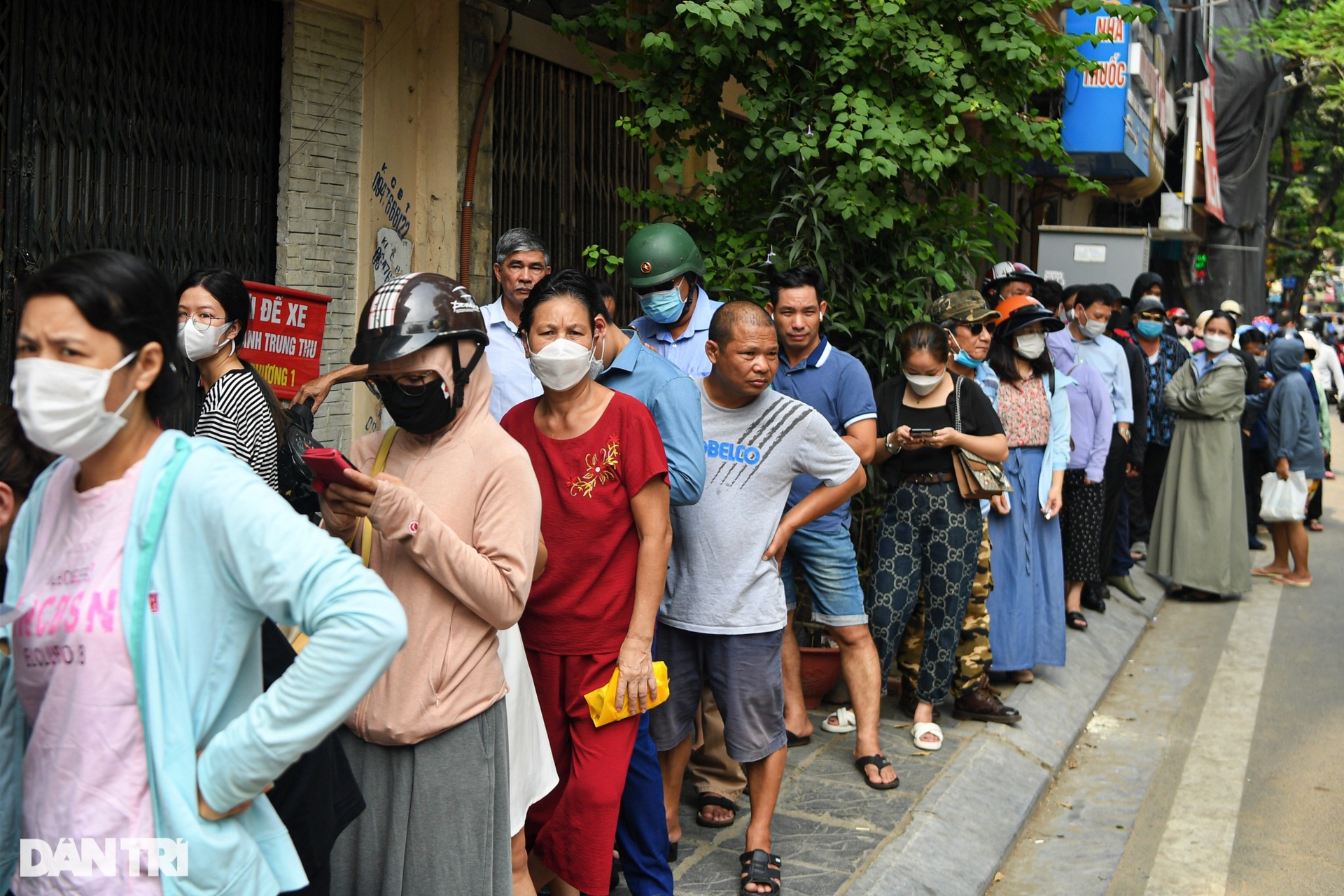 Người dân xếp hàng mua bánh trung thu ở Hà Nội - 3 Người dân xếp hàng mua bánh trung thu ở Hà Nội - 3