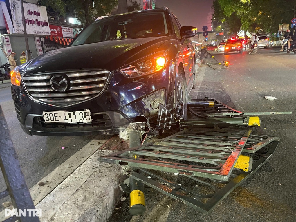 Nam tài xế lái ô tô tông đổ dải phân cách trên phố Hà Nội - 2 Nam tài xế lái ô tô tông đổ dải phân cách trên phố Hà Nội - 2