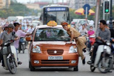 Khởi tố tài xế taxi vượt đèn đỏ, lao vào CSGT 