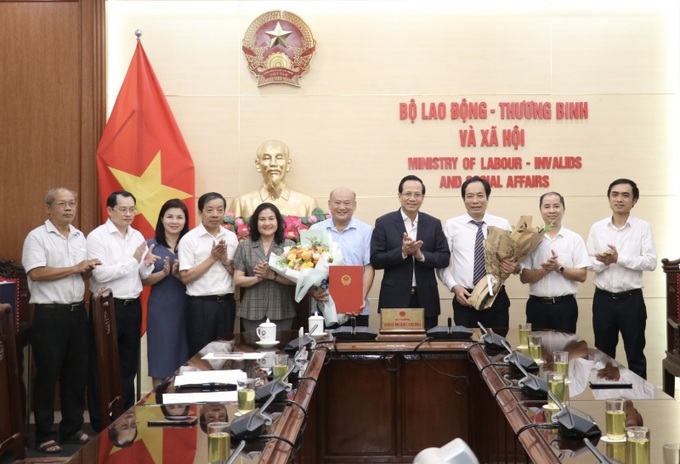 Lãnh đạo Bộ, lãnh đạo Đảng ủy, Công đoàn Bộ và lãnh đạo các đơn vị trong Bộ chúc mừng TS. Trần Ngọc Diễn và BS. Đỗ Trọng Ánh đã hoàn thành xuất sắc nhiệm vụ được giao