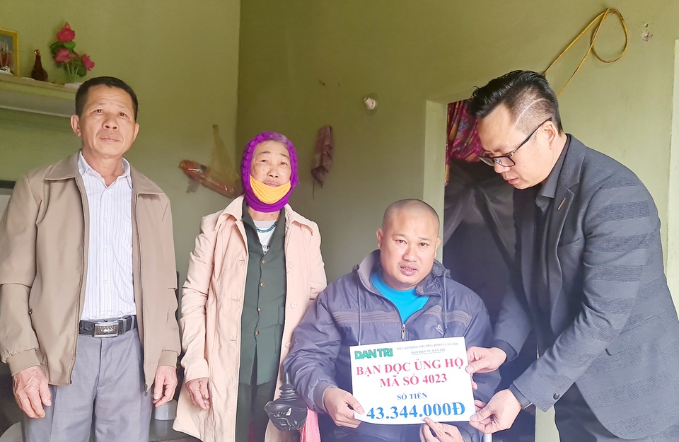 Nhà báo Nguyễn Duy, Phó trưởng Văn phòng đại diện Báo điện tử Dân trí tại khu vực Bắc Miền Trung cùng sự chúng kiến của ông Hồ Văn Ninh - Bí thư Đảng ủy xã Nghi Kiều trao hơn 43 triệu đồng đến mẹ con anh Hồ Văn Vi, trú xóm 7, xã Nghi Kiều, huyện Nghi Lộc. Nhà báo Nguyễn Duy, Phó trưởng Văn phòng đại diện Báo điện tử Dân trí tại khu vực Bắc Miền Trung cùng sự chứng kiến của ông Hồ Văn Ninh - Bí thư Đảng ủy xã Nghi Kiều trao hơn 43 triệu đồng đến mẹ con anh Hồ Văn Vi, trú xóm 7, xã Nghi Kiều, huyện Nghi Lộc.