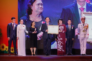 Nệm Vạn Thành đón nhận Huân chương Lao động hạng Nhì