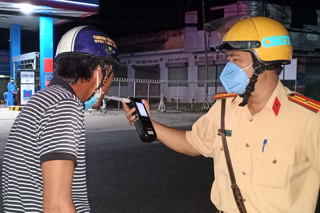 Nam tài xế: Em biết mình có cồn rồi - 1 Nam tài xế: Em biết mình có cồn rồi - 1