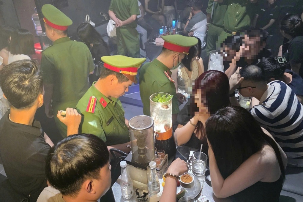 Cảnh sát đột kích quán pub nổi tiếng Đà Nẵng, phát hiện 350 bình khí cười - 1 Cảnh sát đột kích quán pub nổi tiếng Đà Nẵng, phát hiện 350 bình khí cười - 1