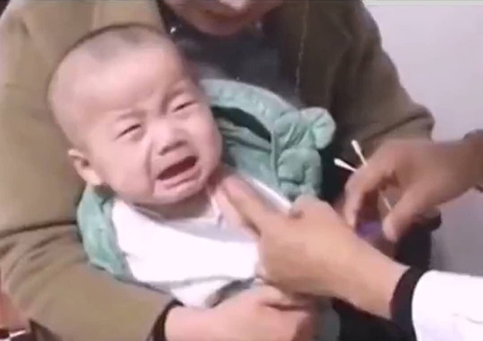Em bé đang khóc lóc vật vã vì sắp bị tiêm, vừa nhìn thấy cô y tá xinh đẹp thì lập tức nín khóc, mở to mắt đầy vẻ "háo sắc" khiến người xem không thể nhịn cười - Ảnh 1. Em bé đang khóc lóc vật vã vì sắp bị tiêm, vừa nhìn thấy cô y tá xinh đẹp thì lập tức nín khóc, mở to mắt đầy vẻ "háo sắc" khiến người xem không thể nhịn cười - Ảnh 1.