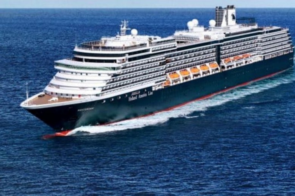 Du thuyền chở hơn 2.000 người lênh đênh trên biển vì liên tục bị hắt hủi - 1