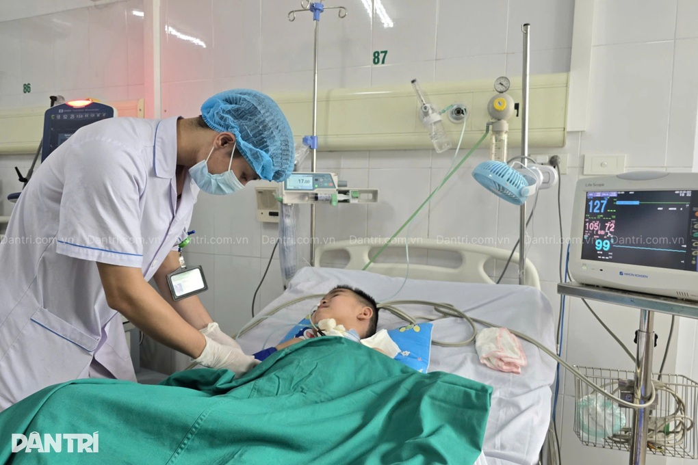 Bé trai 8 tuổi nguy kịch vì viêm não, cha nghèo khẩn cầu cứu con - 4 Bé trai 8 tuổi nguy kịch vì viêm não, cha nghèo khẩn cầu cứu con - 4