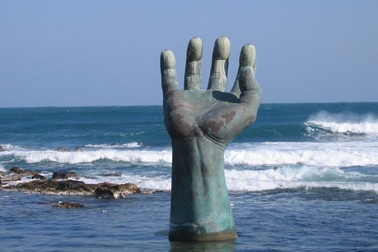 Những "bàn tay khổng lồ" mọc lên từ lòng đất