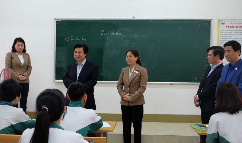 Thứ trưởng Bộ GD: “Trường học an toàn thì cô trò không cần đeo khẩu trang” - 2 Thứ trưởng Bộ GD: “Trường học an toàn thì cô trò không cần đeo khẩu trang” - 2