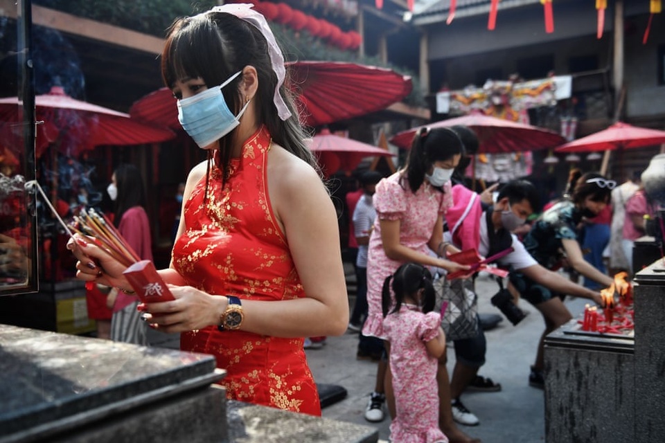 Cảnh đeo mặt nạ chống độc kho cá ở làng Vũ Đại lên báo nước ngoài - 5