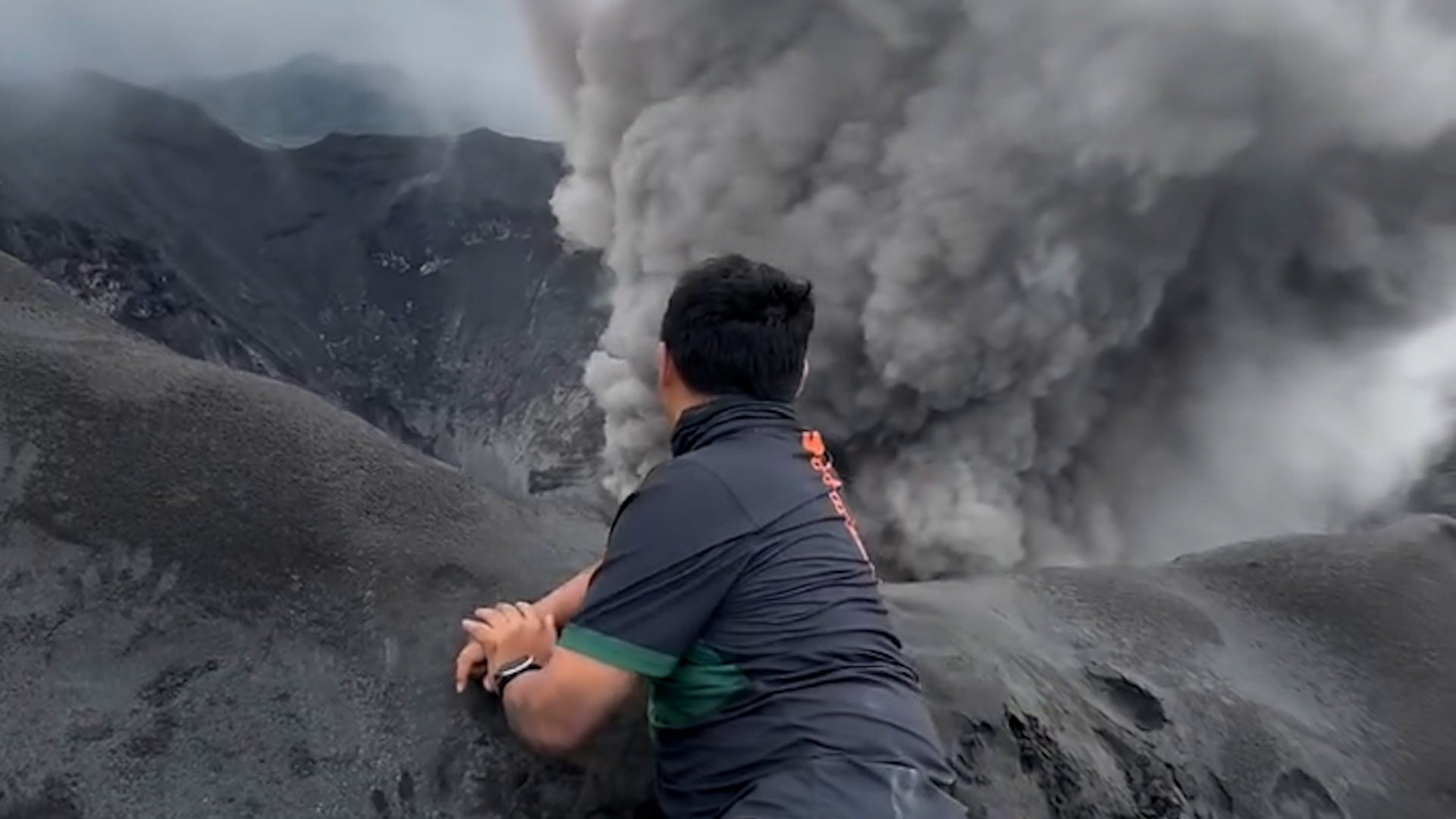 관광객들, 화산 폭발 직전 무모하게 체크인 - 2 Du khách liều lĩnh check-in sát miệng núi lửa đang phun trào - 2